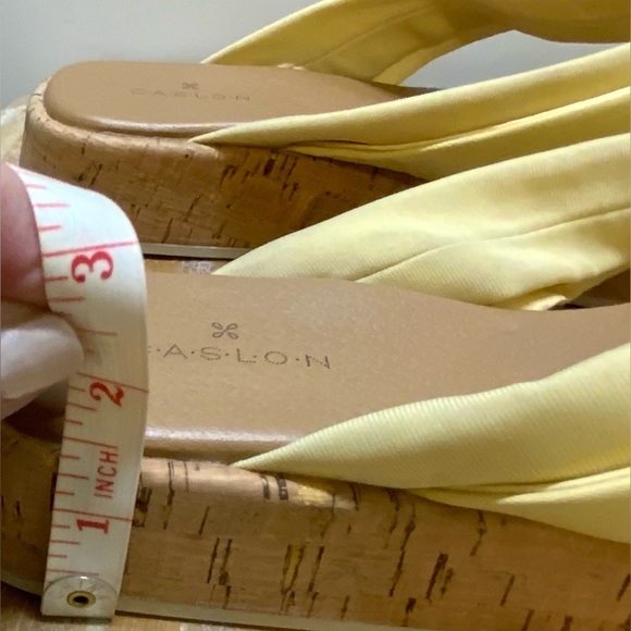 Caslon Cnantonella-Lea Yellow Leather Platform Flip Flop Sandal - Picture 6 of 8